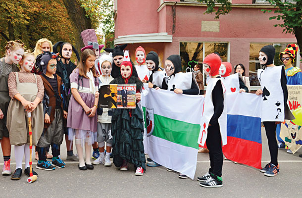 Gledališče Hiška, KD Teater Grosuplje na 10. gledališkem festivalu Baltoji Varnele (Bela vrana), Šiauliai, Litva / Foto ZKD Grosuplje