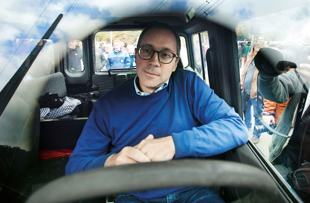 Foto tedna: Generalni direktor HSE Blaž Košorok (SDS) se prebija skozi množico protestnikov pred Termoelektrarno Trbovlje, ki ji grozi stečaj ali likvidacija. V odsevu vetrobranskega stekla Košorokovega terenca »najvišji dimnik v Evropi«.