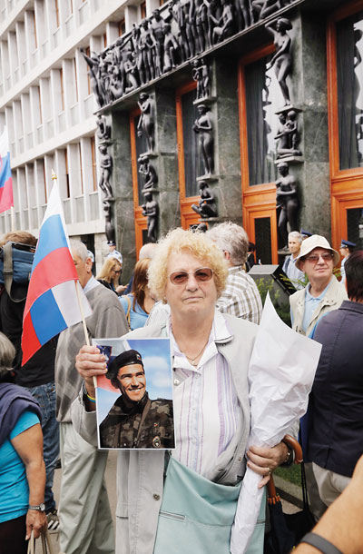 Retuširano: Protest pred prvim zasedanjem parlamenta 1. avgusta 2014 (za tiste, ki ne vidijo, oseba, ki drži sliko Janeza Janše, je na vseh fotografijah ista) / Foto: Turk Brconja