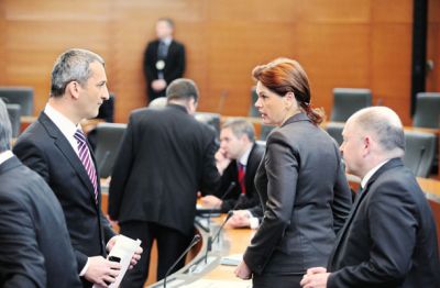 Bivši infrastrukturni minister Samo Omerzel (levo) in bivša predsednica vlade Alenka Bratušek sta nadaljevala sprožene postopke privatizacije Darsa