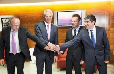 Vodstvo Slovenskega državnega holdinga, desno Matej Pirc in Matej Runjak, se veseli ob nedavni prodaji Aerodroma Ljubljana predstavnikom nemškega Fraporta (levo). Zdaj je na vrsti Dars.