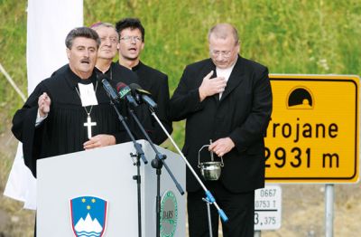 Odprtje in blagoslovitev predora Trojane leta 2005. Gradnja je trajala osem let. Za celoten odsek smo plačali več kot 200 milijonov evrov. Zdaj je še v naši lasti.