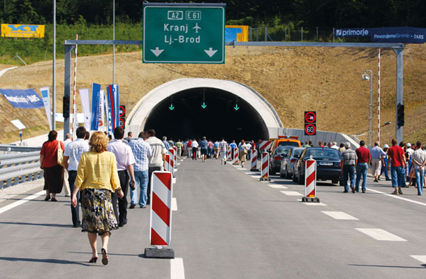 Odprtje šentviškega predora v Ljubljani junija 2008. Za ta 5,5 kilometra dolg predor, zdaj še v javni lasti, smo plačali več kot 155 milijonov evrov.