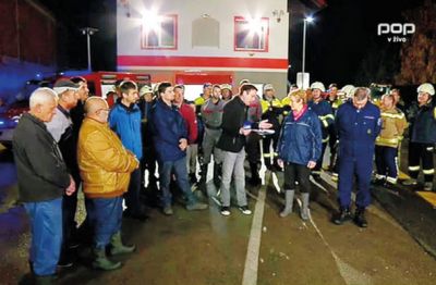 Obkoljena in obstreljevana ministrica za okolje in prostor na Barju 