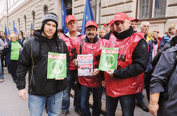 Protestni shod proti privatizaciji pred poslopjem vlade, LJ / Foto Uroš Abram
