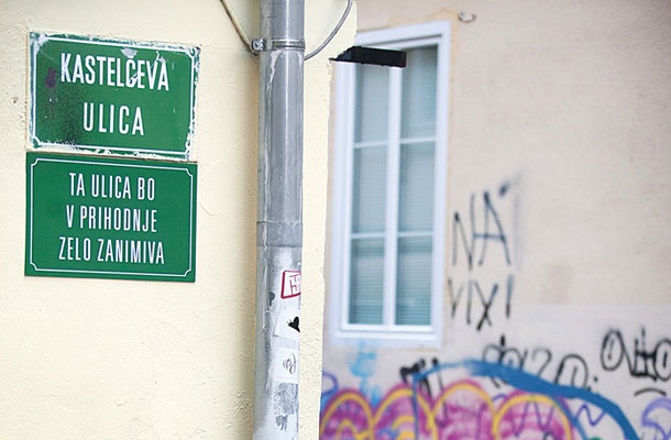 Kastelčeva ulice z »zanimivim« dodatkom