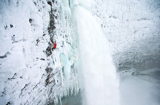 Will Gadd na mogočnih kanadskih Helmcken Falls 