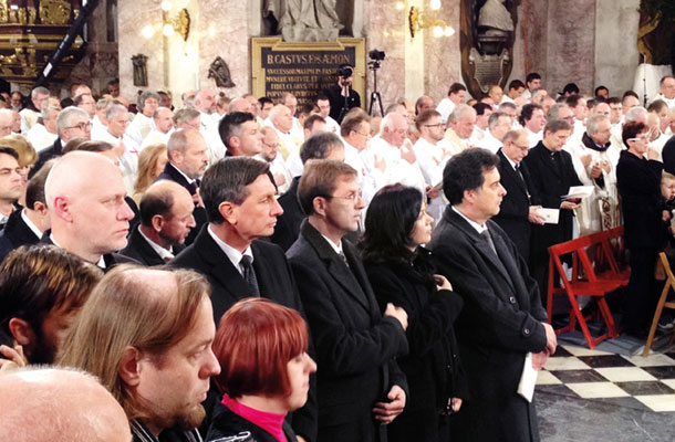 Janez Janša se je v drugo sicer cerkveno poročil, a na protokolarnih mašah se ni nikoli prekrižal. Verniki so po Peterletu in Bajuku končno spet dobili svojega resničnega predsednika vlade.