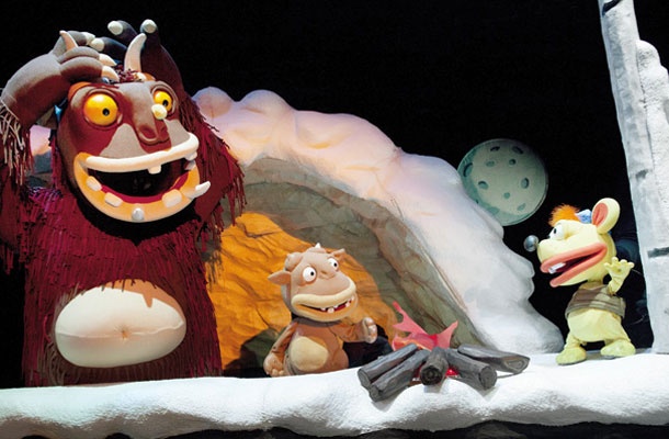 Za likovno podobo zgodbe je znova poskrbel vsestranski umetnik Natan Escu