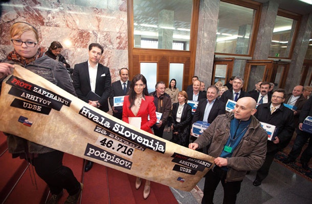 Opletanje z Udbo je lahko tudi kaznivo (na fotografiji pobudniki referenduma o zapiranju »arhivov Udbe«)