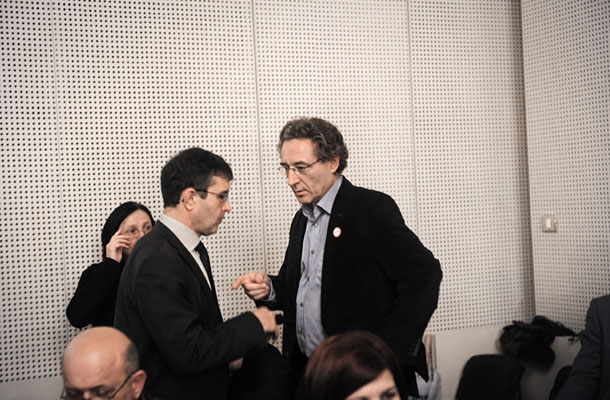 Foto tedna: Vodja vladne pogajalske skupine, minister za javno upravo Boris Koprivnikar, in vodja pogajalske skupine javnega sektorja, Branimir Štrukelj, pogajanja o varčevalnih ukrepih za leto 2015, Ljubljana 