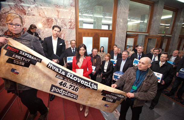 Opletanje z Udbo je lahko tudi kaznivo (na fotografiji pobudniki referenduma o zapiranju »arhivov Udbe«) 