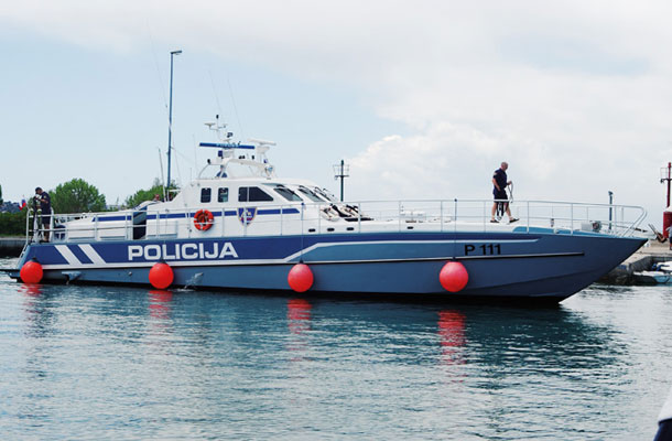 Stari policijski čoln (P 111) je po desetih letih že upehan in »rjavi«, zato se policiji obeta prenova flote 