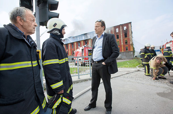 Župan Celja Bojan Šrot med požarom v stavbi Rakuschevega mlina, ki ga je nekaj tednov kasneje občina kljub protestom stroke porušila 