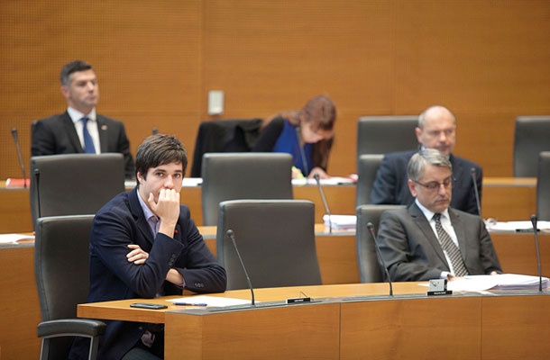 Ko je bil Luka Mesec prvič v parlamentu, je prišel tja na ekskurzijo s šolo. Drugič ga je v parlament na zaslišanje povabil Vinko Gorenak. Ko je v parlament prišel tretjič, je v parlamentarno stavbo vstopil kot poslanec.