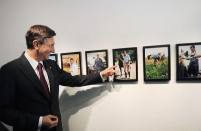 Predsednik Pahor na razstavi slik iz svojega koledarja*