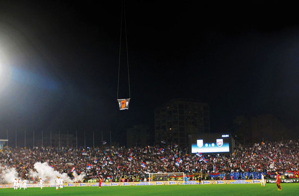 Mednarodni incident na nogometni tekmi Srbija – Albanija v Beogradu. Malo brezpilotno letalo je nad stadion poneslo zastavo velike Albanije. 