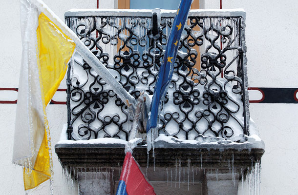 Drugi dan letošnjega februarja je Agencija za okolje prvič v zgodovini razglasila najvišji rdeči vremenski alarm za celotno državo. A bilo je že prepozno. Velik del Slovenije je bil takrat že vkovan v nekaj centimetrov debel ledeni oklep. Žled je prišel tiho, slišati je bilo mogoče šele njegove posledice – padanje dreves in stebrov električnega omrežja. Poškodoval je 40 odstotkov slovenskih gozdov in onesposobil skoraj deset odstotkov daljnovodnega omrežja. Skupaj je povzročil za nekaj sto milijonov evrov škode. Državni zbor je moral žled razvrstiti med naravne nesreče. Na sliki: Logatec, 3. februar 