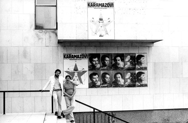 Matjaž Vipotnik in Dušan Jovanović pred premiero Karamazovih v Zagrebu, 1981, foto Rade Šerbedžija