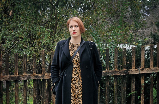 Katja Perat (1988) je pesnica, komparativistka in filozofinja.