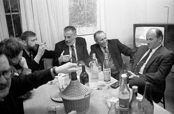 Štab Demosa po plebiscitni zmagi 23. decembra 1990. Na fotografiji so prepoznavni Dimitrij Rupel,  Jože Snoj, Ivo Urbančič in Jože Pučnik.
