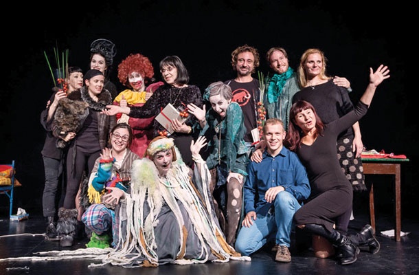 Svetlana z ustvarjalci njene igre Show strahov v Pionirskem domu v Ljubljani novembra 2014