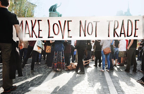 Protest proti tajnim trgovinskim sporazumom v Ljubljani oktobra 2014 