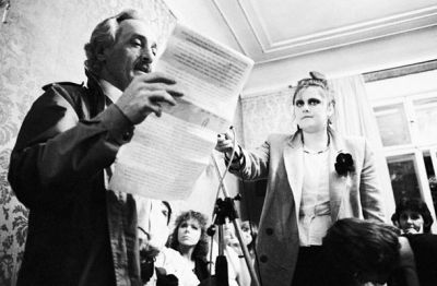 Levo Veno Taufer, desno Uršula Cetinski. Fotografija je nastala 11. junija 1988, med afero JBTZ, v PEN klubu.