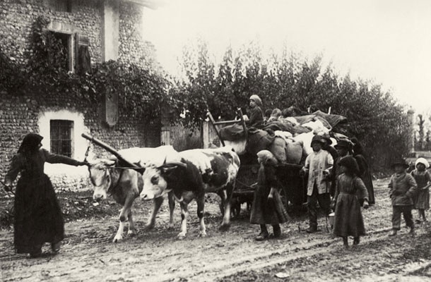 Begunci iz Furlanije po preboju fronte pri Kobaridu, november 1917.