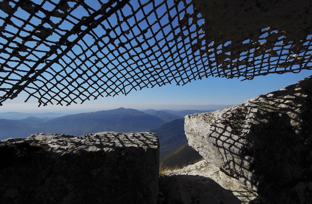 Na Zaprikraju so dobro ohranjeni in deloma obnovljeni utrjeni položaji prve italijanske obrambne črte, ki je v Krnskem pogorju zapirala prehod po dolini med Krasjim vrhom in Vršičem. Najhujši spopadi so tu potekali jeseni 1915, nato pa so bili večji napadi do 24. oktobra 1917 redki. Do muzeja na prostem Zaprikraj se pride iz Kala - Koritnice ali iz Drežnice.