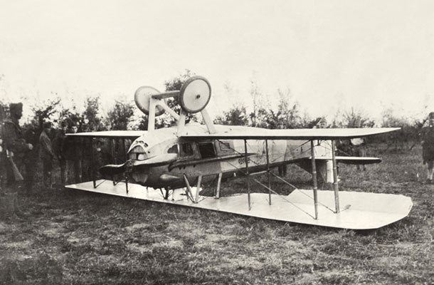 Sestreljeno italijansko letalo leta 1918 na fronti pri reki Piavi.
