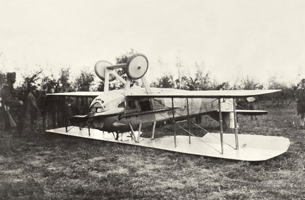 Sestreljeno italijansko letalo leta 1918 na fronti pri reki Piavi. 