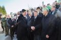 Stisk »pomiritvene« roke. Borut Pahor, Janez Janša in drugi v Kočevski Reki ob obletnici postroja enote Teritorialne obrambe.