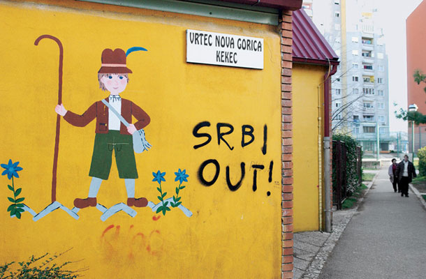 Sovražni grafit na enem izmed novogoriških vrtcev leta 2004. Ni edini, tovrstnih grafitov je v Sloveniji zelo veliko. 