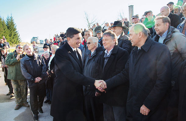 Stisk »pomiritvene« roke. Borut Pahor, Janez Janša in drugi v Kočevski Reki ob obletnici postroja enote Teritorialne obrambe.