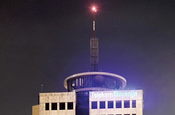 Telekom državi na leto vrne okoli 100 milijonov različnih davkov in prispevkov ter je največji plačnik dividend v državni proračun. Druge države tudi menijo, da so telekomi »železnice 21. stoletja«.
