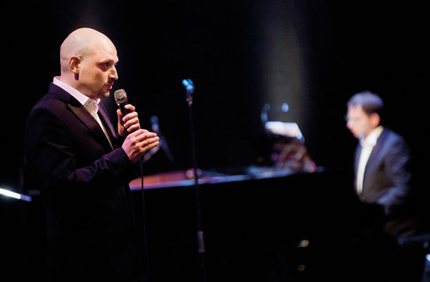 Boris Benko in Primož Hladnik v prostoru, ki njuno glasbo predstavi v najlepši podobi