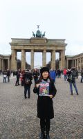 Violeta Tomič, prošnja za odpis dolgov pred Branderburškimi vrati, Berlin, Nemčija / Foto Lara Valič