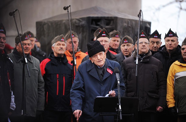 Anton Vratuša med spravnim govorom v Dražgošah