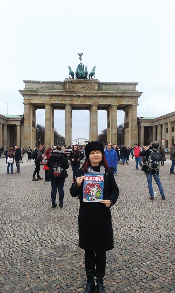 Violeta Tomič, prošnja za odpis dolgov pred Branderburškimi vrati, Berlin, Nemčija / Foto Lara Valič