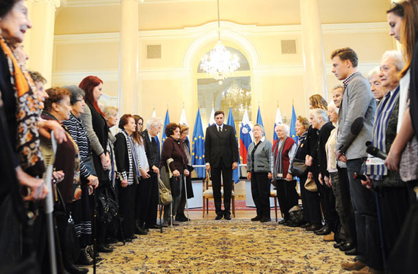 Foto tedna: Srečanje internirank druge svetovne vojne in dijakov Gimnazije Vič pri predsedniku republike Borutu Pahorju
