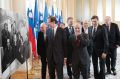 Foto tedna: Sprejem za udeležence ustanovnega sestanka koalicije Demos pri predsedniku republike Borutu Pahorju. Ivan Oman, Lojze Peterle, Rajko Pirnat, Marjan Podobnik, Vitomir Gros, Dušan Plut in Dimitrij Rupel (v ozadju še Andrej Magajna in Leo Šešerko) ob 25 let stari fotografiji ustanovnega sestanka (fotografijo je posnel Tone Stojko, tedaj urednik fotografije na Mladini).