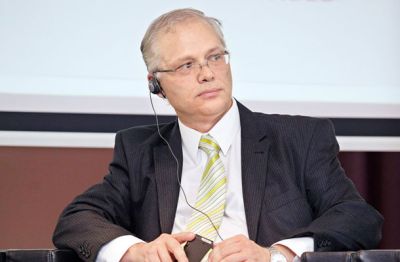 Madžar Istvan P. Szekely z generalnega direktorata evropske komisije za gospodarske in denarne zadeve, pristojen za Slovenijo. Ali zahteva čimprejšnjo privatizacijo NKBM zato, ker je glavni favorit za nakup madžarska OTP banka?