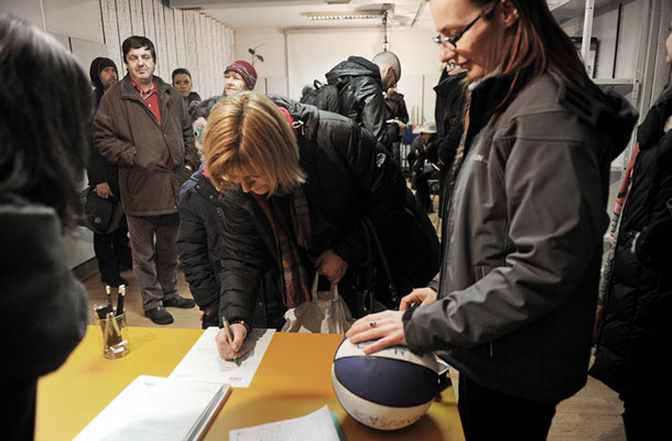 Na sredino otvoritev so mnogi prinesli predmete z liste želja in tako postali člani Knjižnice reči