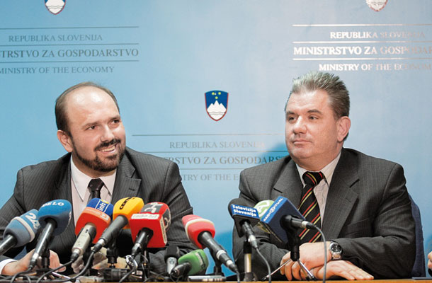 Levo – Matjaž Janša (SDS), tudi podpisnik peticije »ZA depolitizacijo gospodarstva«, eden izmed političnih kadrov stranke SDS za nadzornika Telekoma leta 2012.
