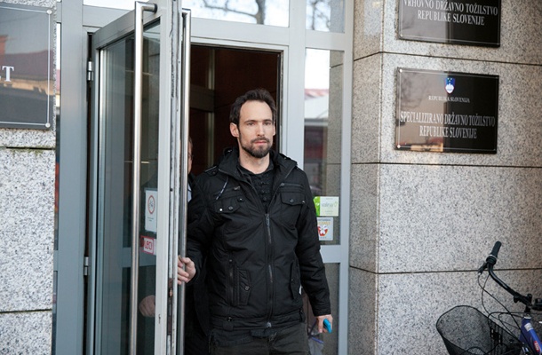 Erik Valenčič, novinar TV Slovenija, je bil v sredo zjutraj klican na oddelek Specializiranega državnega tožilstva. Spraševali so ga o domnevni izdaji tajnih podatkov. Valenčič se je branil z molkom.