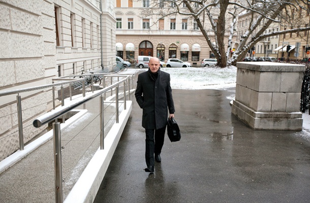 Bo tudi pravnomočno obsojeni sodnik Milko Škoberne, ki že prestaja zaporno kazen, predčasno izpuščen na prostost?