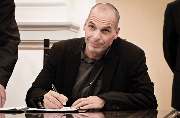 Triinpetdesetletni matematik in ekonomist Janis Varufakis je neusmiljen kritik evropskih političnih elit in njihovega zgrešenega spopadanja s finančno krizo.