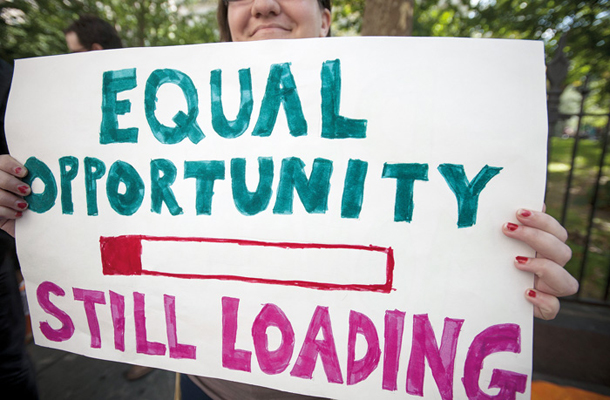 »Enake možnosti za vse« - eden izmed plakatov na protestu za podporo internetne nevtralnosti, New York, september 2014 