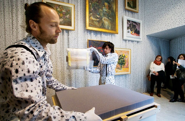 Lani je galerijo A+A Jasmina Cibic prekrila s podobami jamskega hroščka, poimenovanega po Hitlerju. Sedaj se galerija zapira